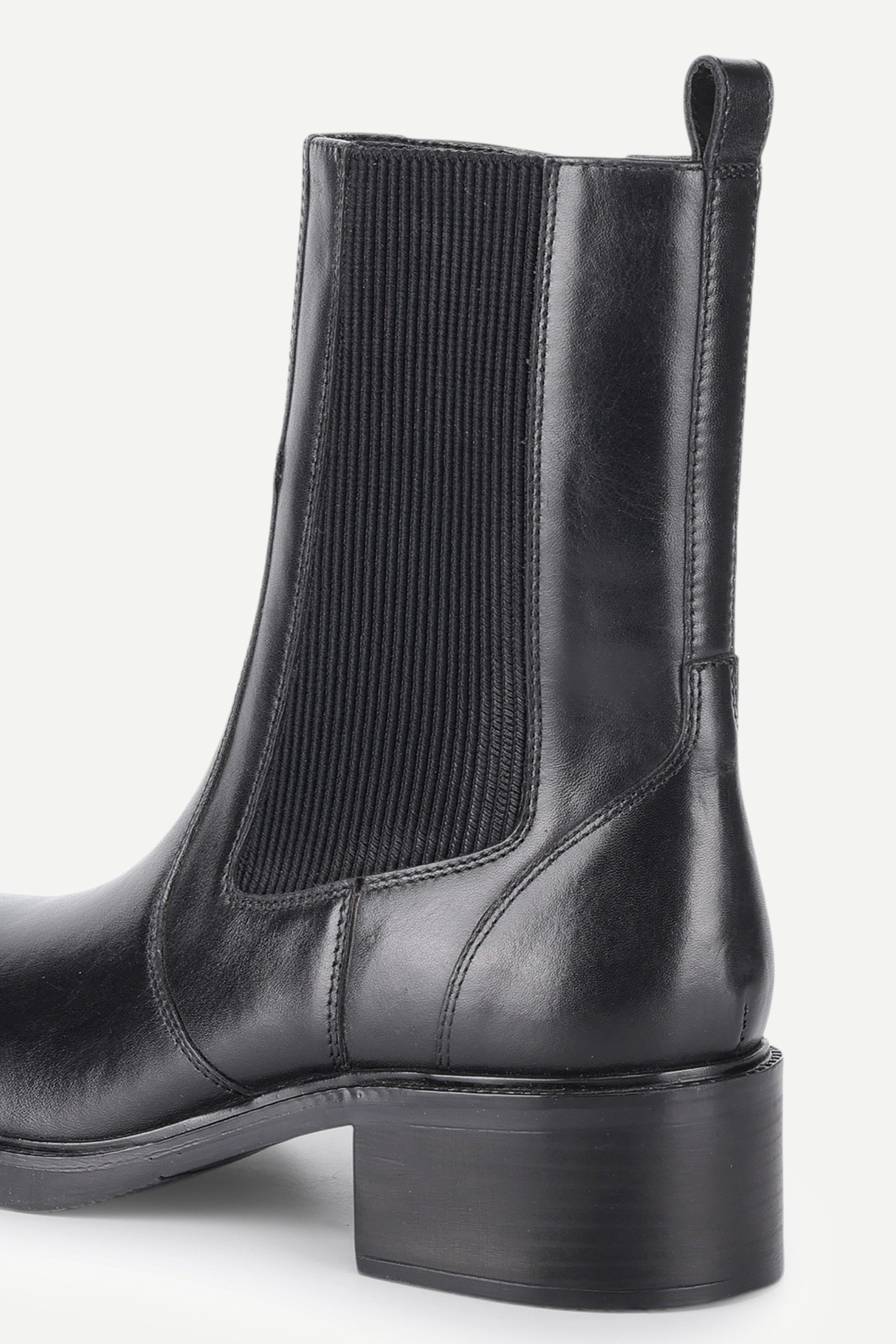 Titan-Black