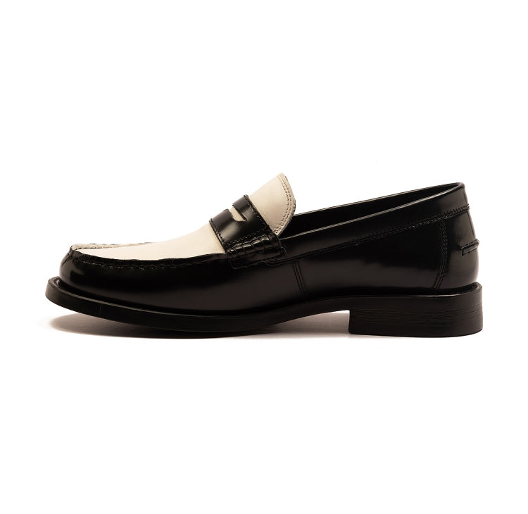 monro-black-white