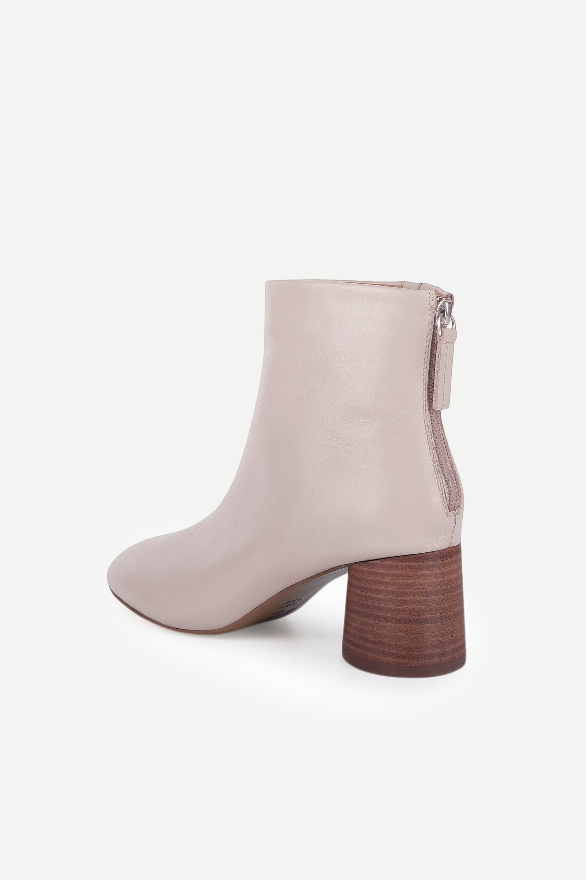 Elara-Spain-White